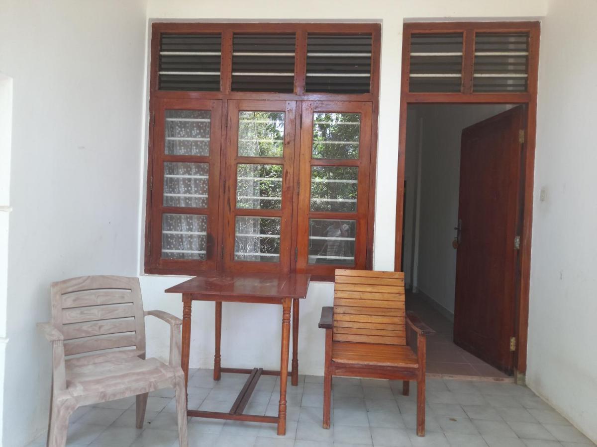 Hotel Santis Hikkaduwa Buitenkant foto